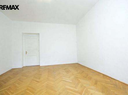 prazdny-pokoj-s-drevenou-podlahou-1.png | Pronájem bytu, 2+kk, 54 m²