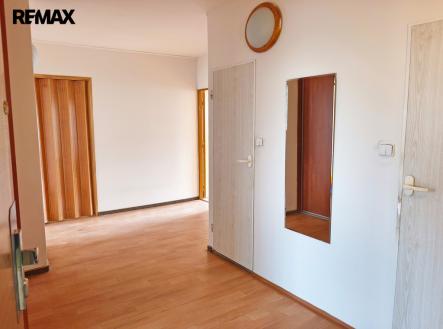 Vstup do bytu, chodba s vestavěnou šatní skříní. | Prodej bytu, 3+1, 76 m²