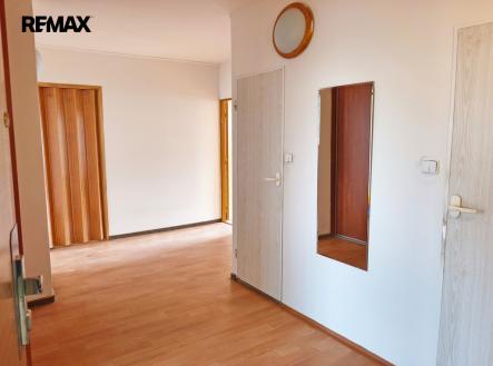 Vstup do bytu, chodba s vestavěnou šatní skříní. | Prodej bytu, 3+1, 76 m²