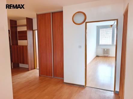 Chodba s vestavěnou šatní skříní. | Prodej bytu, 3+1, 76 m²