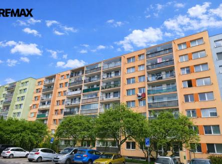 Pohled na bytový dům z ulice Na Výsluní. | Prodej bytu, 3+1, 76 m²