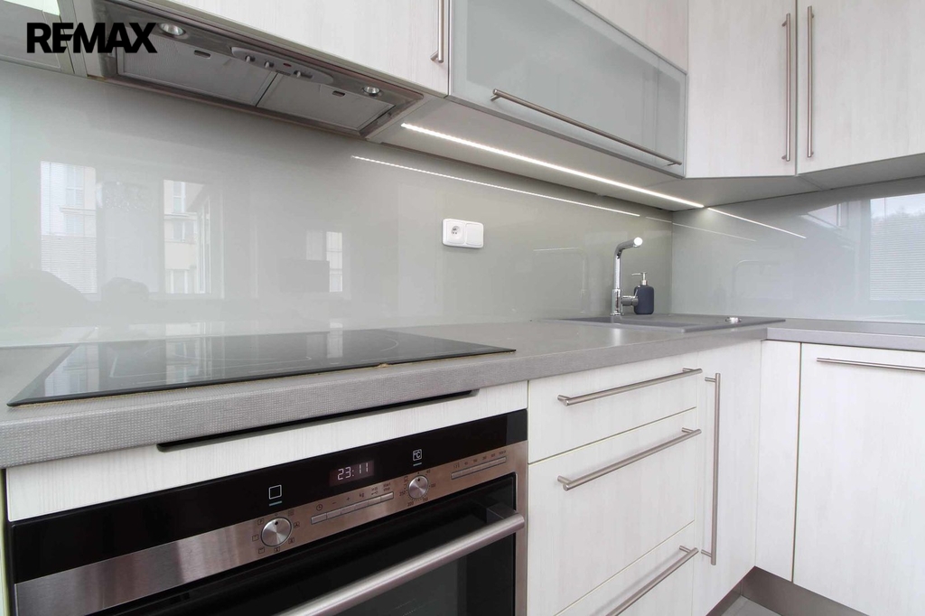 Kuchyňský kout včetně spotřebičů.