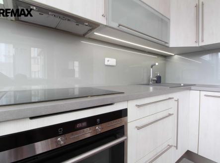 Kuchyňský kout včetně spotřebičů. | Pronájem bytu, 2+kk, 48 m²