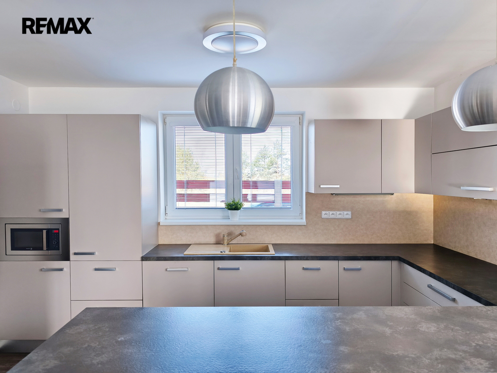 Obývací pokoj s kuchyňským a jídelním koutem.