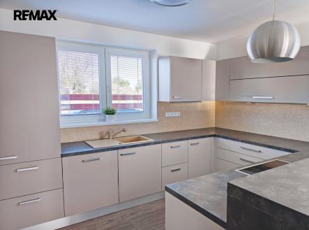 Obývací pokoj s kuchyňským a jídelním koutem. | Prodej - dům/vila, 153 m²