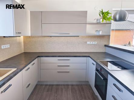 Obývací pokoj s kuchyňským a jídelním koutem. | Prodej - dům/vila, 153 m²