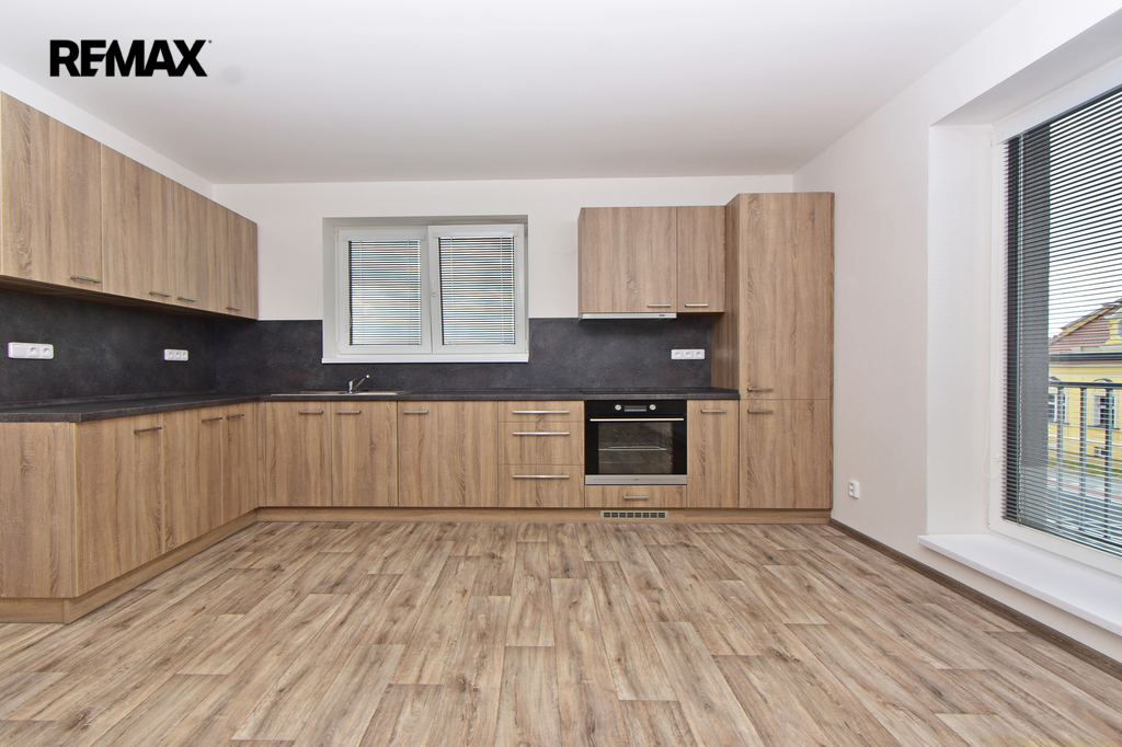 Kuchyňský kout, jídelní kout a velmi prostorný obývací pokoj.