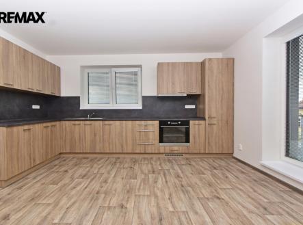 Kuchyňský kout, jídelní kout a velmi prostorný obývací pokoj. | Pronájem bytu, 2+kk, 60 m²
