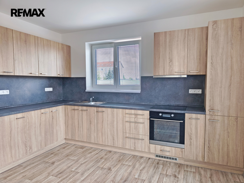 Kuchyňský kout, jídelní kout a velmi prostorný obývací pokoj.