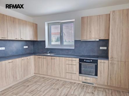 Kuchyňský kout, jídelní kout a velmi prostorný obývací pokoj. | Pronájem bytu, 2+kk, 60 m²