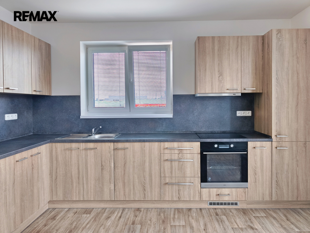 Kuchyňský kout, jídelní kout a velmi prostorný obývací pokoj.