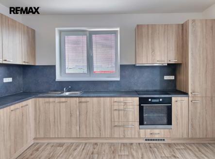 Kuchyňský kout, jídelní kout a velmi prostorný obývací pokoj. | Pronájem bytu, 2+kk, 60 m²