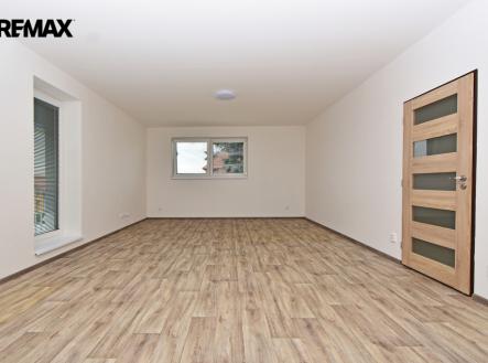 Kuchyňský kout, jídelní kout a velmi prostorný obývací pokoj. | Pronájem bytu, 2+kk, 60 m²