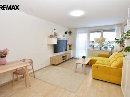 Obývací pokoj se vstupem na terasu a zahradu, jídelní a kuchyňský kout. | Pronájem bytu, 2+kk, 52 m²