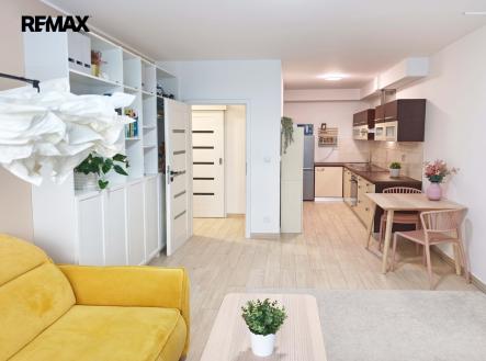 Obývací pokoj se vstupem na terasu a zahradu, jídelní a kuchyňský kout. | Pronájem bytu, 2+kk, 52 m²