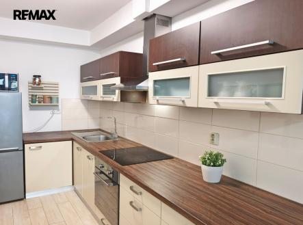 Obývací pokoj se vstupem na terasu a zahradu, jídelní a kuchyňský kout. | Pronájem bytu, 2+kk, 52 m²