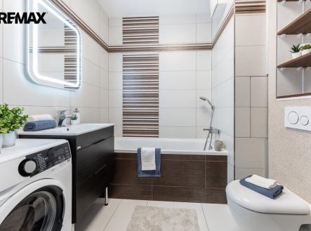 Koupelna s vanou, umyvadlem, toaletou a místem na pračku a sušičku. | Pronájem bytu, 2+kk, 52 m²