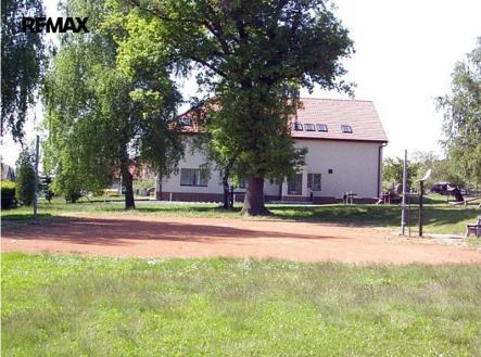 Volejbalové hřiště poblíž pozemku | Prodej - pozemek pro bydlení, 1 738 m²