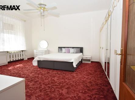Ložnice s manželskou postelí a velkým úložným prostorem. | Pronájem bytu, 2+1, 92 m²