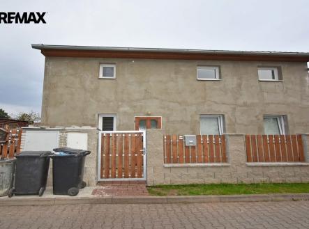 Pohled na dům z ulice. | Pronájem bytu, 3+kk, 44 m²
