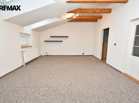 Obývací pokoj s kuchyňským a jídelním koutem. | Pronájem bytu, 3+kk, 44 m²