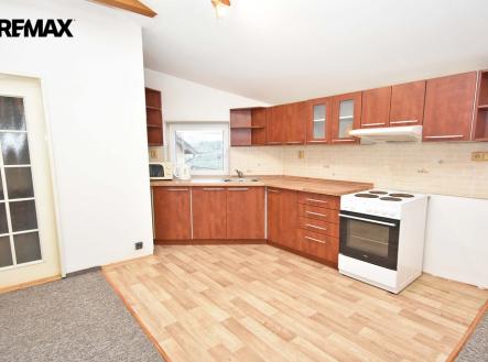 Obývací pokoj s kuchyňským a jídelním koutem. | Pronájem bytu, 3+kk, 44 m²