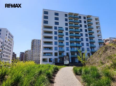 Pohled na bytový dům. | Pronájem bytu, 2+kk, 50 m²