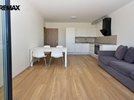 Kuchyňský kout, jídelní kout a obývací pokoj se vstupem na balkon. | Pronájem bytu, 2+kk, 50 m²