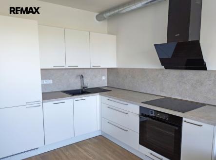 Kuchyňský kout, jídelní kout a obývací pokoj se vstupem na balkon. | Pronájem bytu, 2+kk, 50 m²