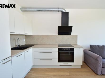 Kuchyňský kout, jídelní kout a obývací pokoj se vstupem na balkon. | Pronájem bytu, 2+kk, 50 m²