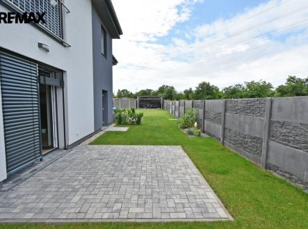 Terasa a zahrada u bytu. | Pronájem bytu, 2+kk, 63 m²