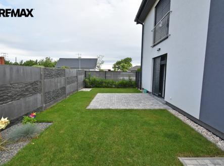 Terasa a zahrada u bytu. | Pronájem bytu, 2+kk, 63 m²
