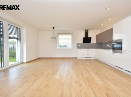 Obývací pokoj s jídelnou, kuchyňským koutem a vstupem na terasu. | Pronájem bytu, 2+kk, 63 m²