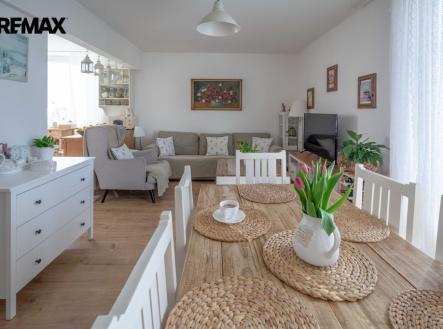 Velmi prostorný obývací pokoj s jídelnou. | Pronájem bytu, 3+kk, 83 m²