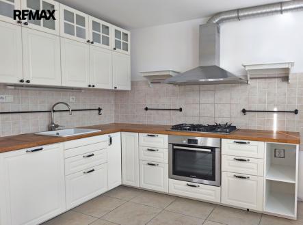 Kuchyně s prostorem na pračku a sušičku. | Pronájem bytu, 3+1, 83 m²
