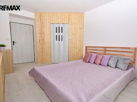 Ložnice s šatní skříní a vstupem na balkón. | Pronájem bytu, 2+1, 55 m²