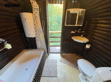koupelna-s-wc-umyvadlem-a-vanou-vstupem-na-balkon-v-patre-chaty..jpg | Prodej - chata/rekreační objekt, 44 m²