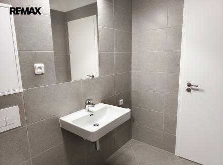 Koupelna s vanou, umyvadlem, toaletou a topným žebříkem. | Pronájem bytu, 2+kk, 50 m²