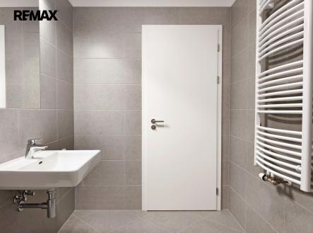Koupelna s vanou, umyvadlem, toaletou a topným žebříkem. | Pronájem bytu, 2+kk, 50 m²