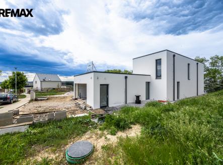mh7-4389-pohled-na-dum-z-bocni-casti.jpg | Prodej - dům/vila, 230 m²