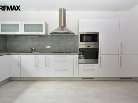 Kuchyně včetně vestavěných spotřebičů. | Prodej - dům/vila, 100 m²