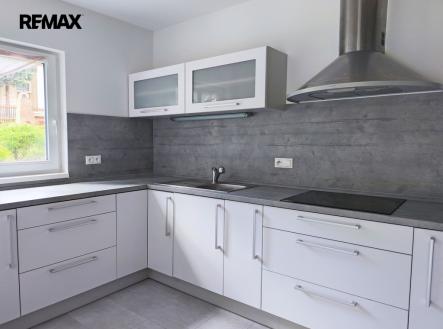Kuchyně včetně vestavěných spotřebičů. | Prodej - dům/vila, 100 m²
