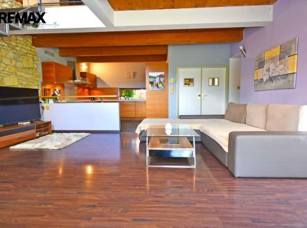 Obývací pokoj s kuchyňským koutem. | Pronájem - dům/vila, 164 m²