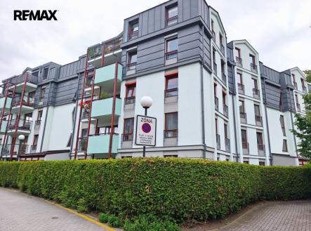 Pohled na bytový dům. | Pronájem bytu, 1+kk, 40 m²