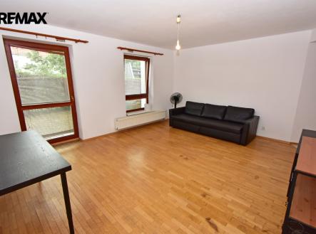 Obývací část se vstupem na zahradu. | Pronájem bytu, 1+kk, 40 m²