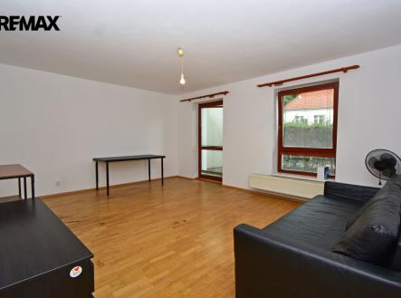Obývací část se vstupem na zahradu. | Pronájem bytu, 1+kk, 40 m²
