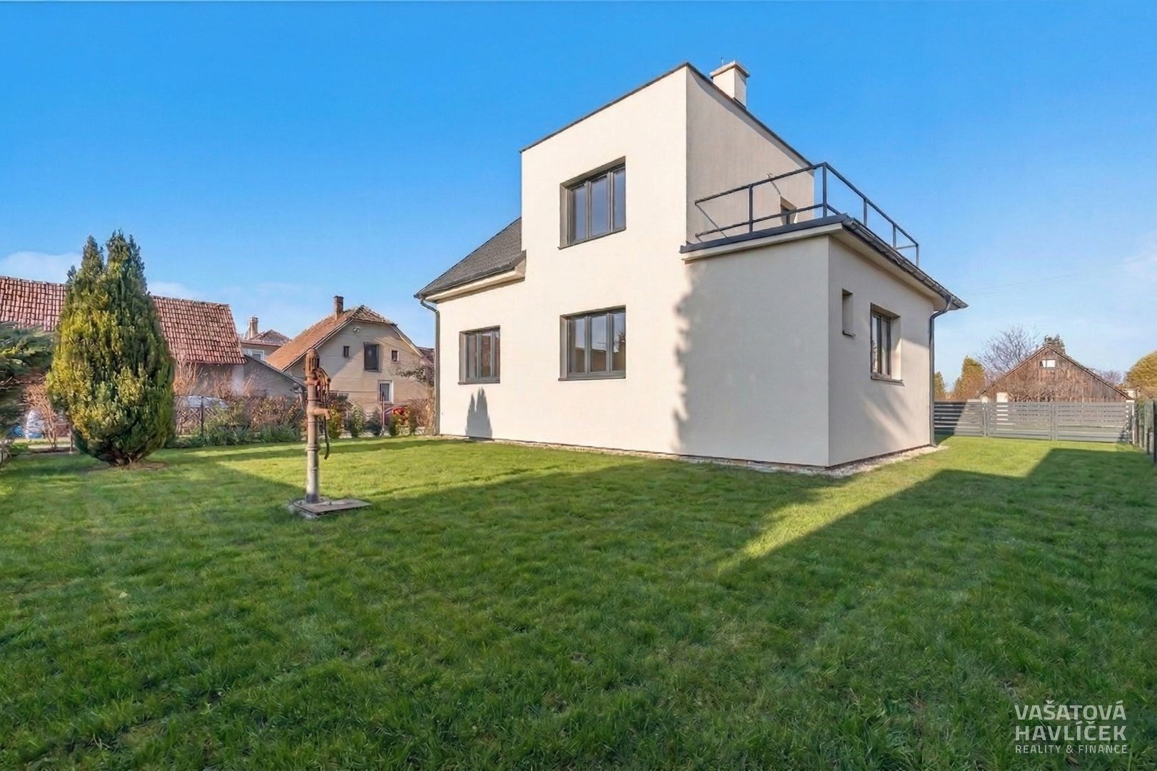 Exteriér moderního domu s plochou střechou, velká zahrada, nová fasáda, klidná rezidenční lokalita.