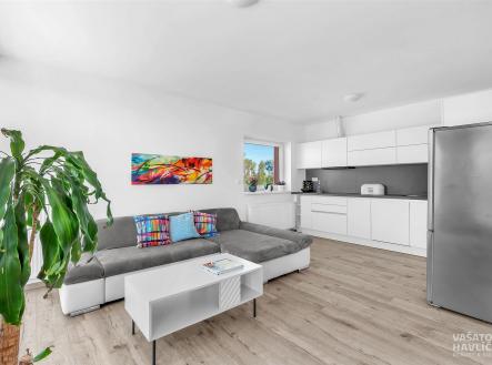 Světlý obývací pokoj s moderní kuchyní, parketová podlaha, vestavěné skříně, světlý design, velká okna poskytují dostatek přirozeného světla | Prodej bytu, 3+kk, 135 m²