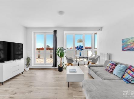 Světlý obývací pokoj s parketovou podlahou, velká okna, moderní nábytek, prostorný design, vstup na balkon, rekreační atmosféra. | Prodej bytu, 3+kk, 135 m²