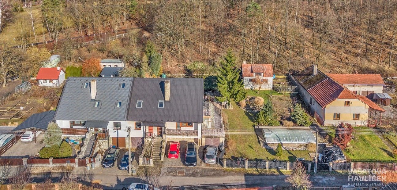 Řadový rodinný dům s moderní střechou, vlastní parkovací stání a zahradou, klidná rezidenční lokalita, blízkost přírody, ideální pro rodinné bydlení.